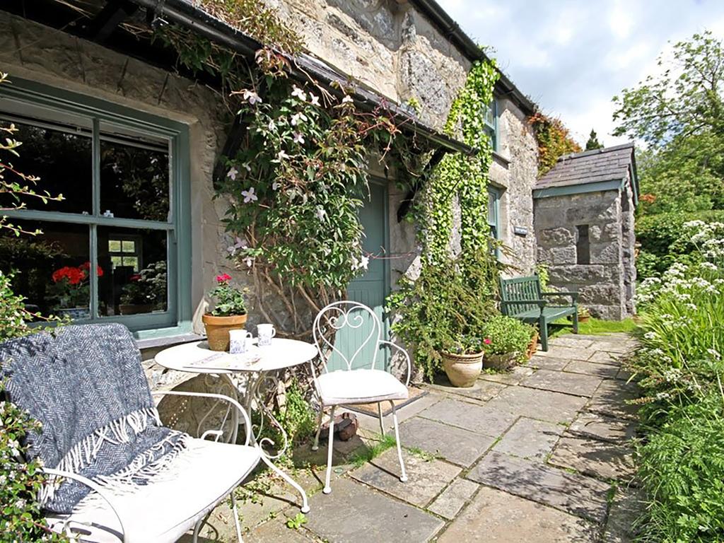 Buck Cottage room 1