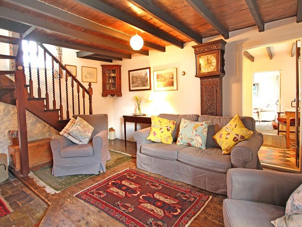 Buck Cottage room 6